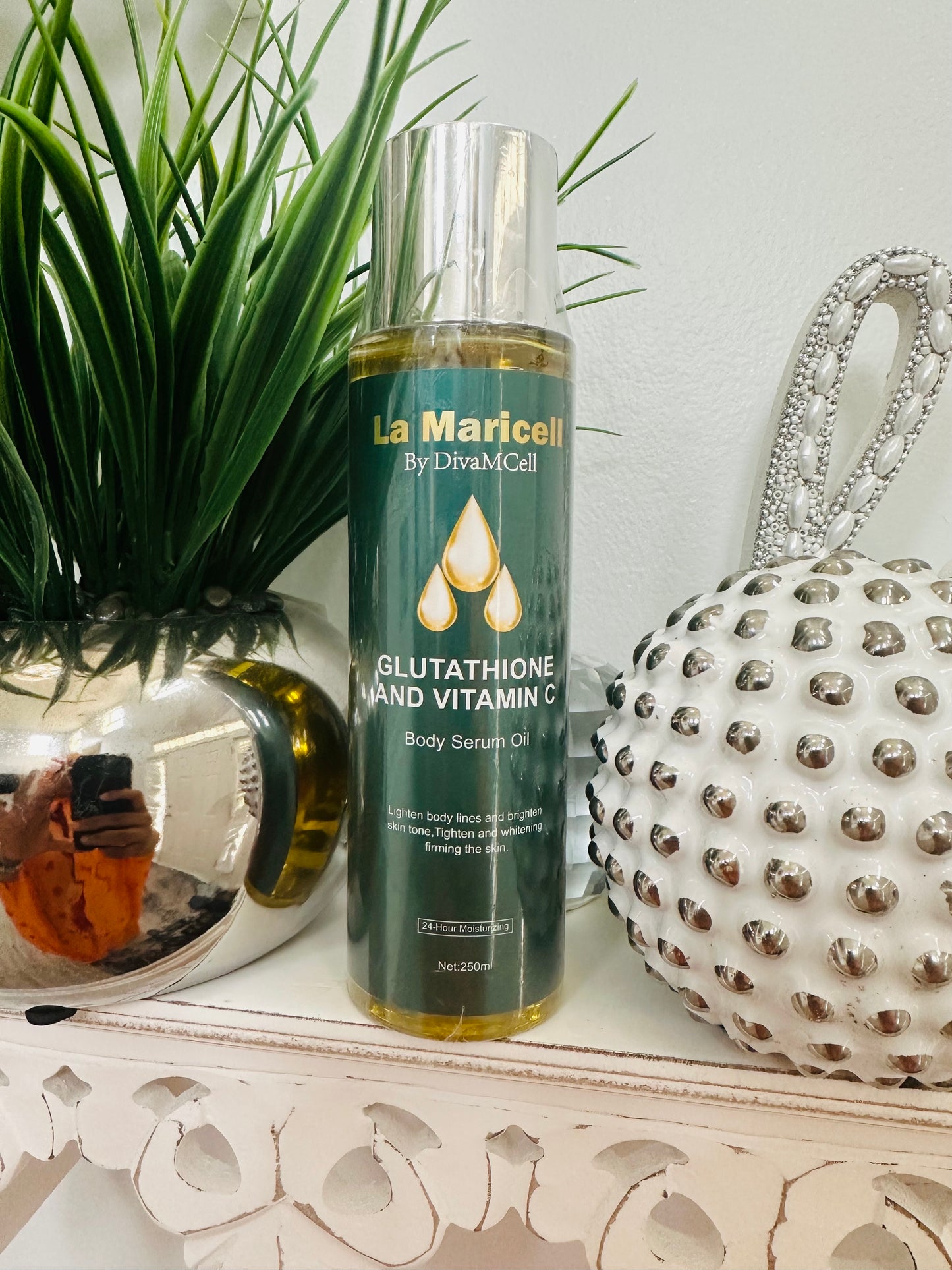La Maricell brightening body serum oil in a 250ml bottle.